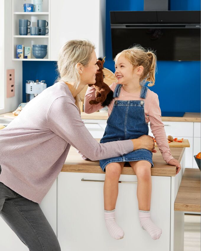 Mutter mit Kind in Küche