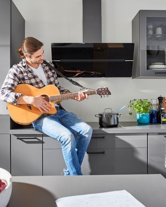 Kunde spielt Gitarre in neuer Küche